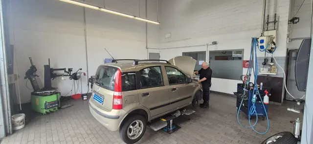 Fiat wird in Werkstatt untersucht